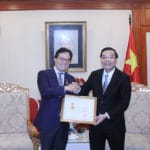 Bộ trưởng Chu Ngọc Anh trao tặng Kỷ niệm chương Vì sự nghiệp KH&CN cho Đại sứ Dương Chí Dũng.