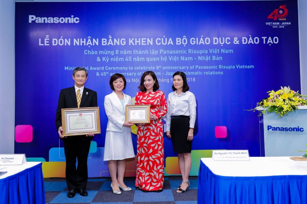 Ông Kazuhiro Matsushita – Tổng Giám đốc công ty TNHH Panasonic Việt Nam và bà Yoshiko Hamazaki nhận bằng khen và kỷ niệm chương từ Bộ Giáo dục – Đào tạo.