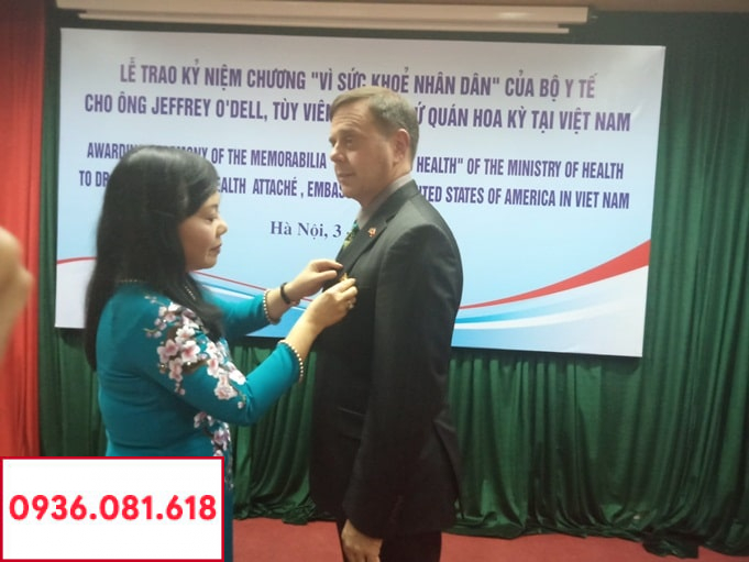 Bộ trưởng Bộ Y tế Nguyễn Thị Kim Tiến trao Kỷ niệm chương Vì Sức khỏe nhân dân cho BS. Jeffrey O'Dell.